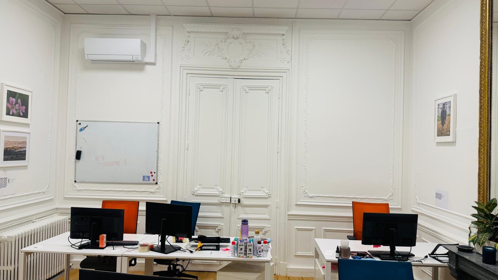 Split mural Mitsubishi installé dans un bureau haussmannien avec boiseries