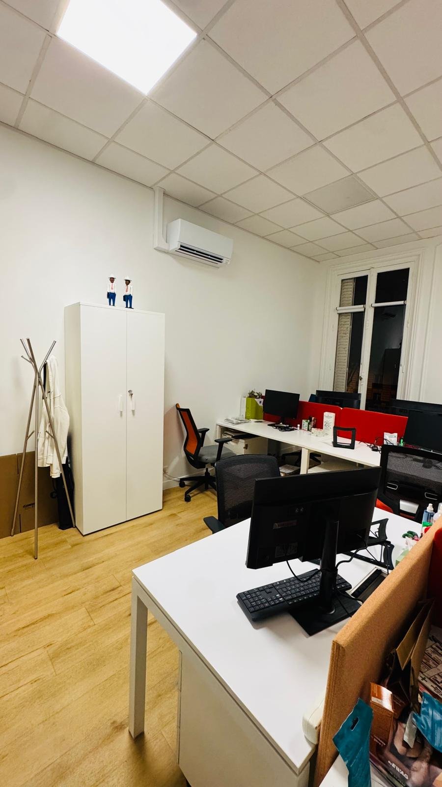 Vue d'ensemble d'un split mural dans un bureau open space