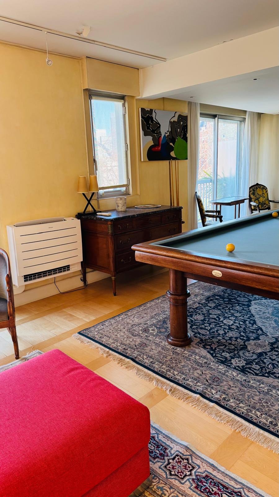 Climatisation d'une grande salle de réception avec billard