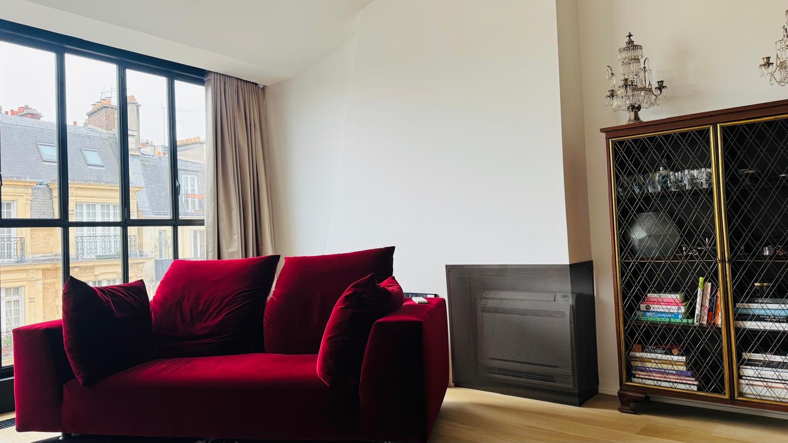 Deuxième vue d'un split mural dans un salon haut de gamme parisien